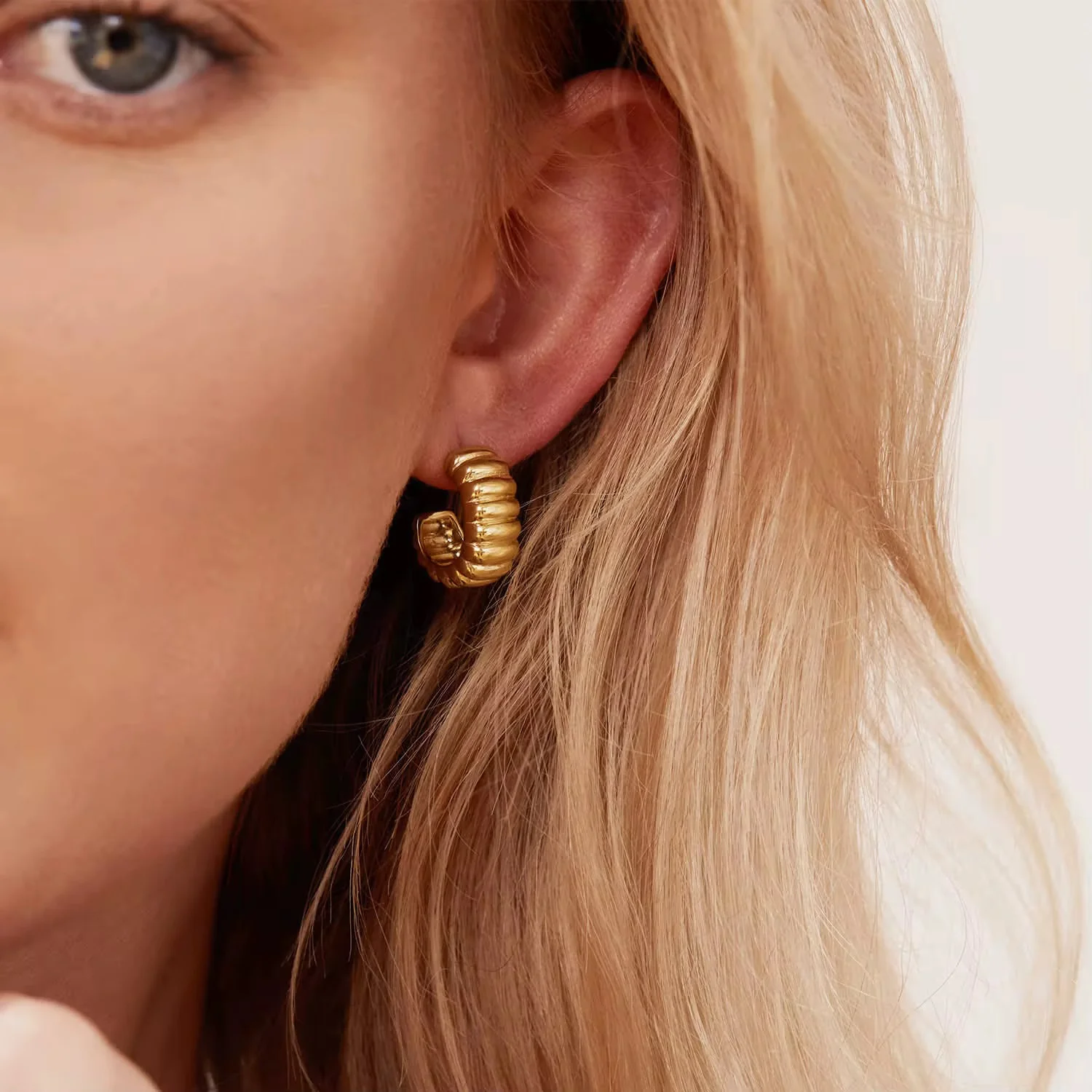 Bridget Hoop Earrings in Gold - Image 4