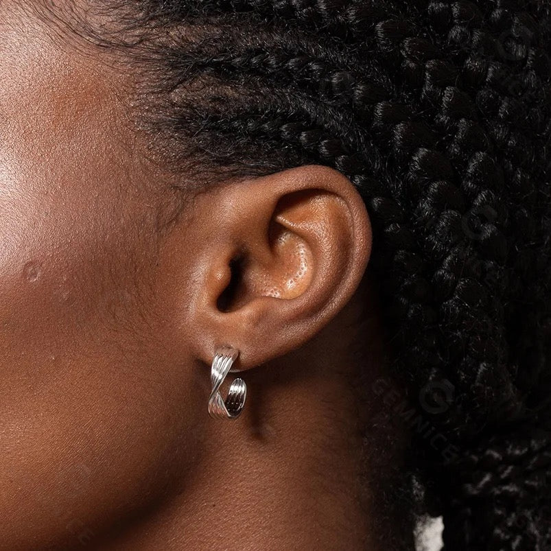 Neve Hoop Earrings in Gold - Image 3